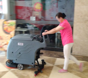 恒茂梦时代小区资产购买利用X530手推式洗地机和S1400电动扫地车