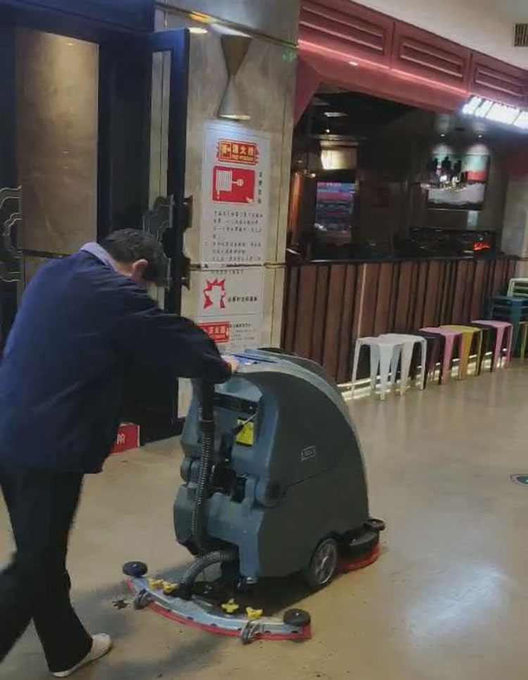 百盛商场的保洁人员对澳门网上堵城官网appX750手推式洗地机进行独立操作试用